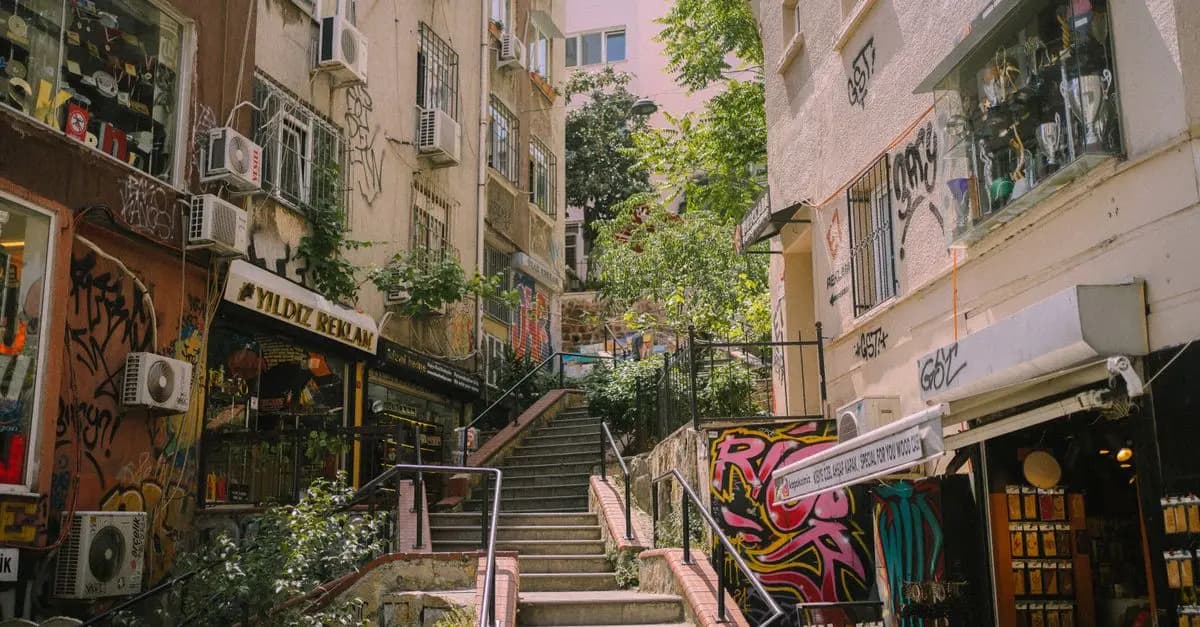 10 Luoghi Nascosti da Scoprire nelle Città