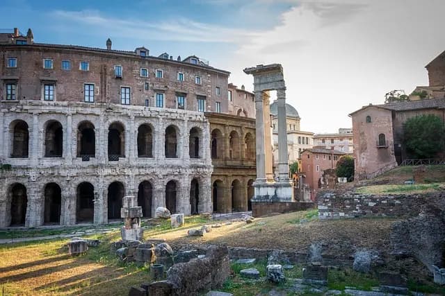 Scoprire la Storia Nascosta delle Città: 10 Luoghi da Visitare
