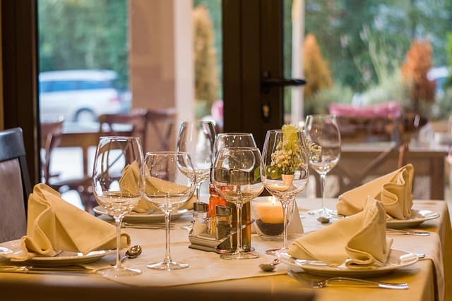 Come Scegliere il Giusto Ristorante per una Cena in Città
